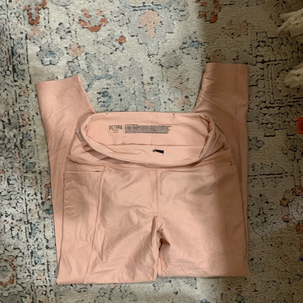 Size M Victoria Sport leggings